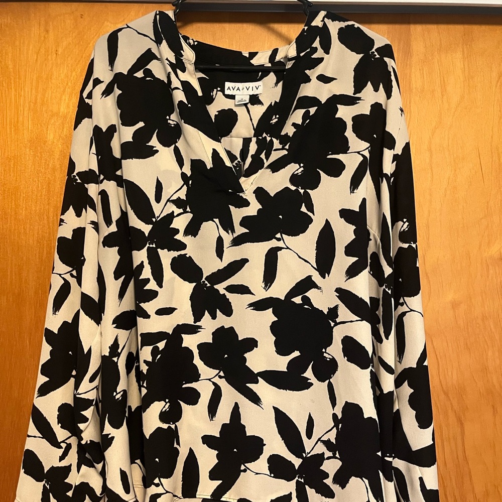 Ava & Viv Monochrome Floral Top